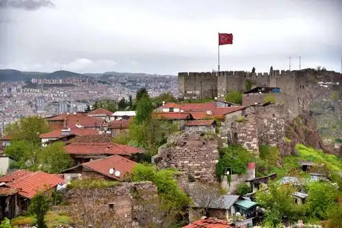 安卡拉是土耳其首都,安卡拉城堡位于旧城山上,有保存完好的厚城墙和