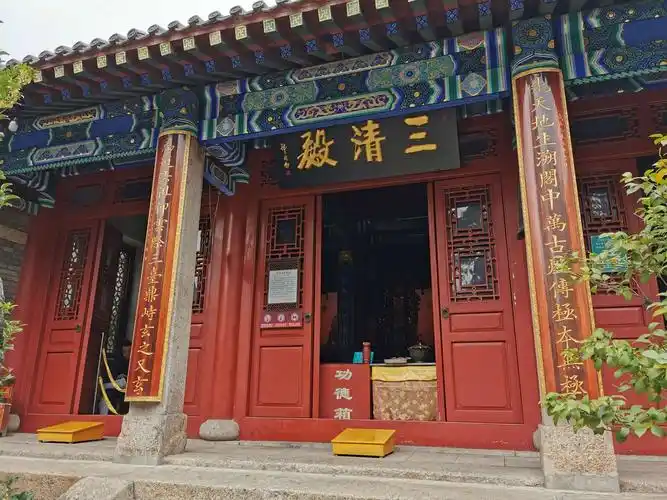 太清宫总占地面积30000平方米,总建筑面积12500平方米,主要以三官殿