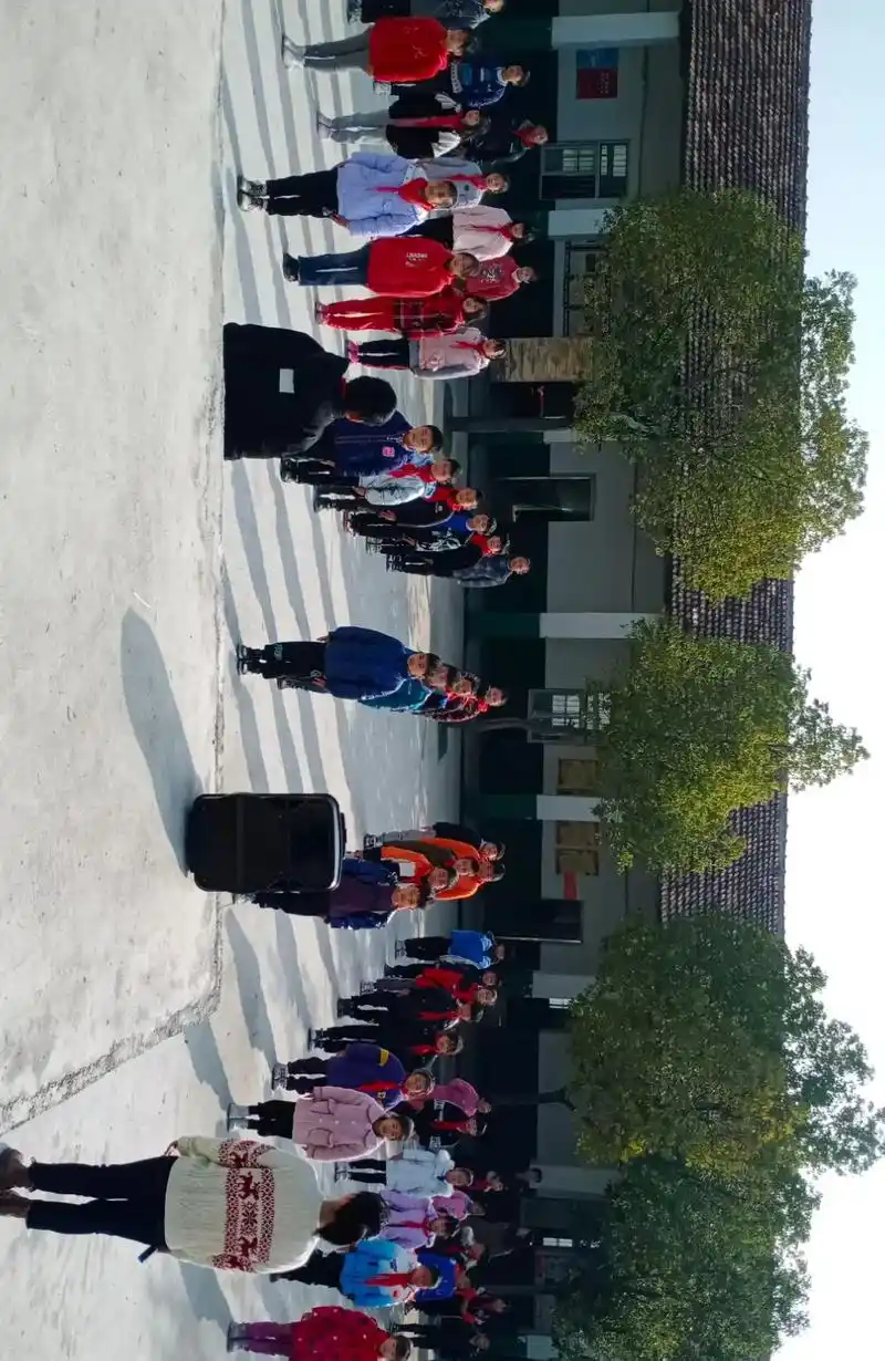 农村小学星期一早上的升旗仪式 - 抖音