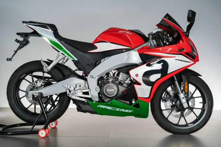 阿普利亚gpr250r运动版上市,新增gp版画_腾讯新闻