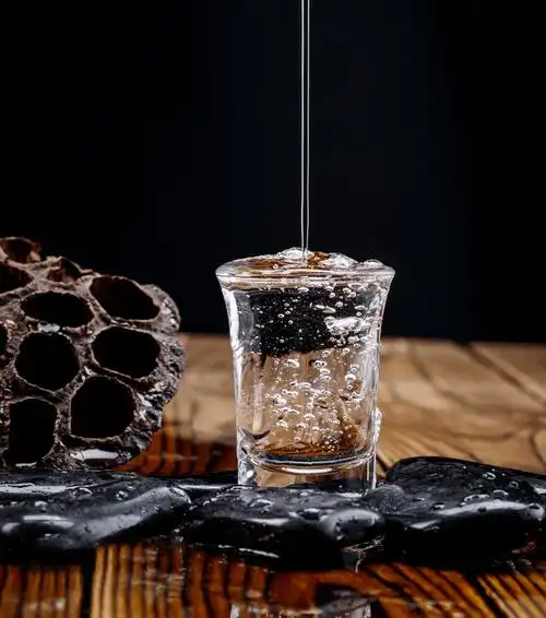 与古代的碗和酒杯不一样,现代喝白酒的小酒杯都是无色透明的玻璃杯.