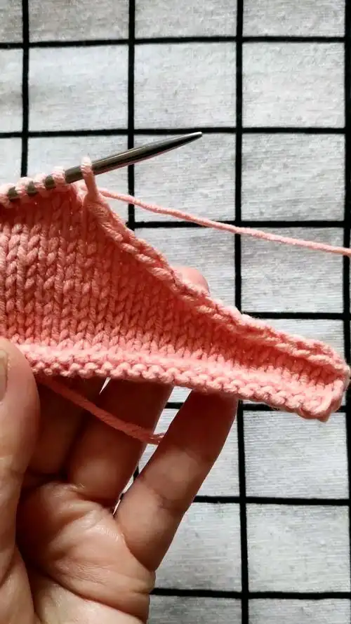 手工编织毛衣#左边圆领收针技巧,很实用的