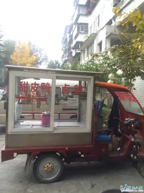 卤菜电三轮2500元,5个45安大电瓶