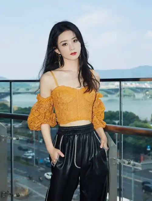 赵丽颖身材好娇小,一字肩连衣裙优雅高级,修长天鹅颈惹人羡慕_颖宝