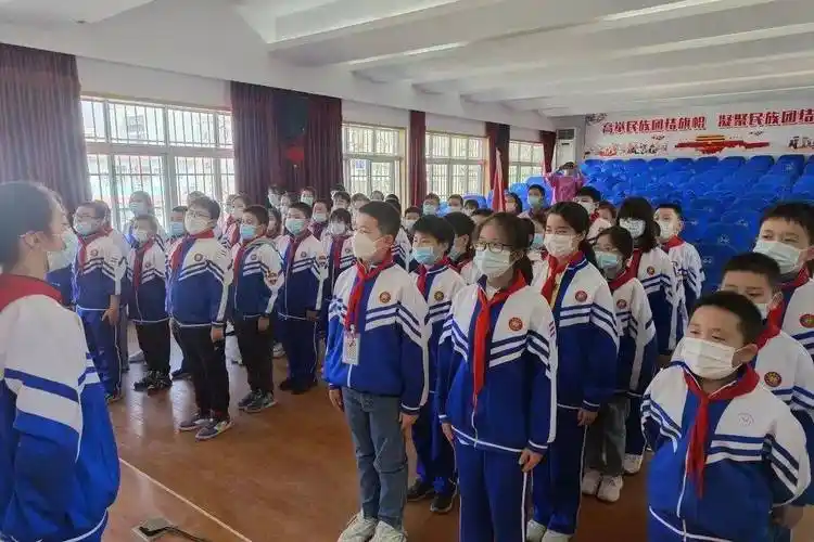 文化路小学10月13日上午,随着激昂的少先队出旗曲的响起,孝感市晒书台