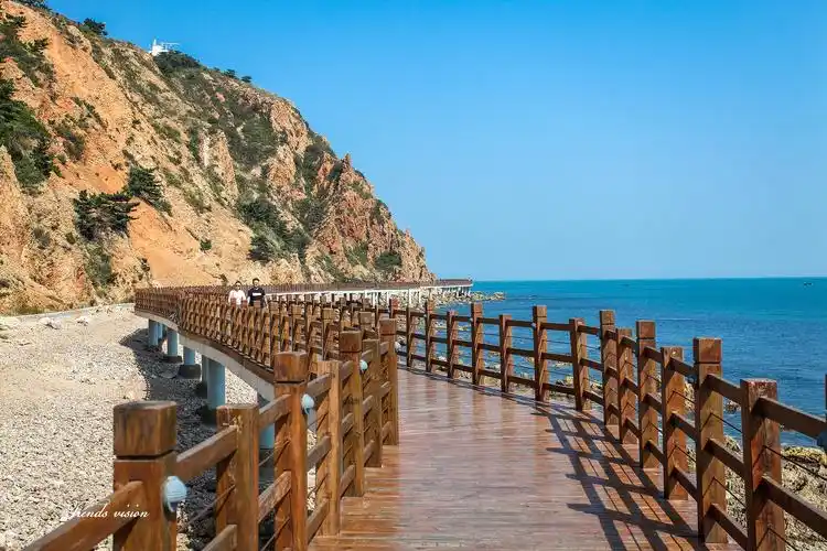 木梯栈道的尽头就是长岛最著名的地理坐标长山尾黄渤海交际线