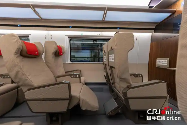 "复兴号"智能动车组车型一等座均设有电动腿托.