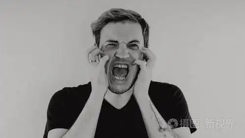 一个疯狂的家伙在特写的情感肖像.