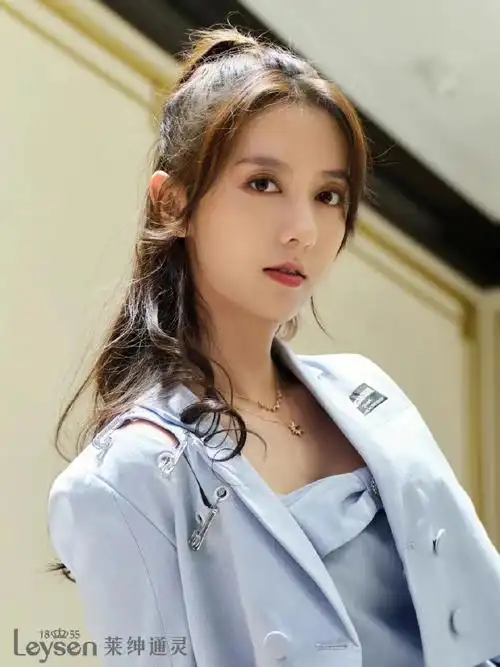 莱绅通灵星耀时刻 # 莱绅通灵星推官@陈姝君- 演绎茜茜之星特别款