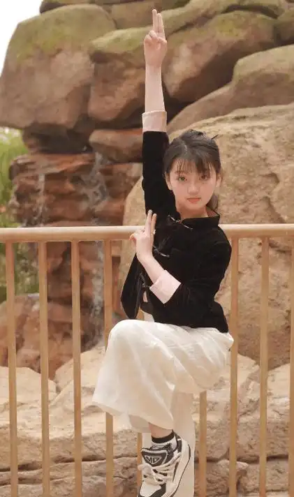 12岁阿拉蕾近照:长成亭亭玉立的大姑娘了,还是很漂亮,气质超好