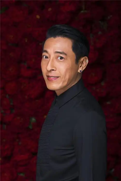 吕颂贤新写真引关注 不老男神获赞