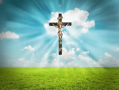 耶稣基督向十字架发射出光采用天越过风景照片