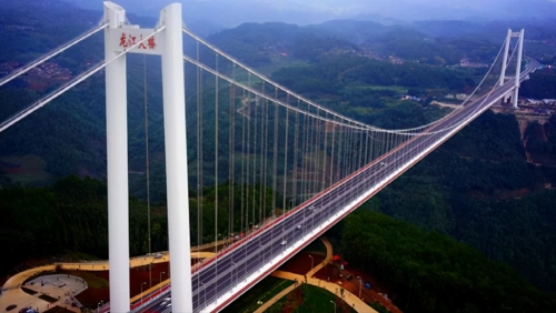 龙江特大桥亚洲最大的钢箱梁悬索桥云南龙江大桥