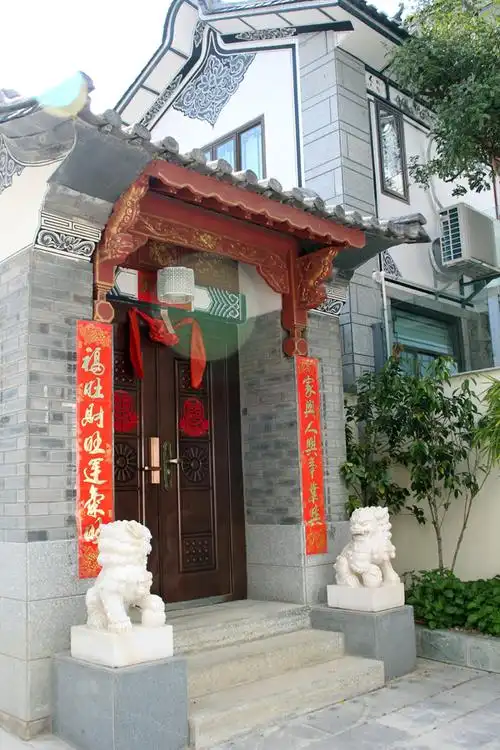 青瓦白墙白族照壁的三合院