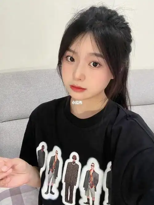 先把八字刘海的范围确定出来就是一只宽的三角区95第一刀可以先剪到