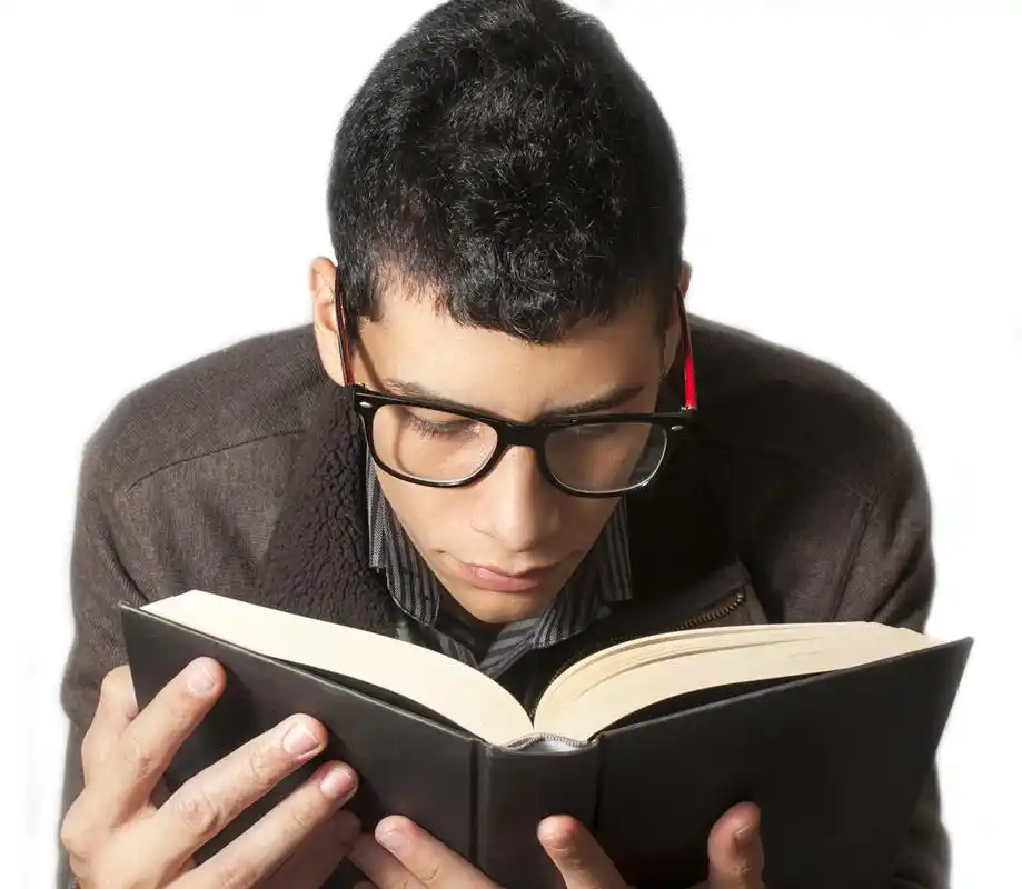 年轻人在看书,年轻人在看书