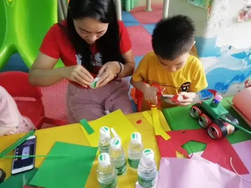 有易拉罐,各种瓶子,吸管等等,活动日带到幼儿园,与小孩共同制作手工