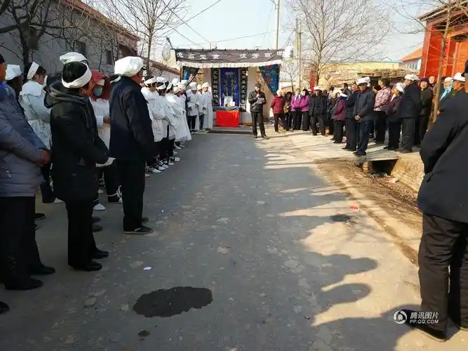 农村葬礼现架子鼓,键盘手吊唁者不哭反笑