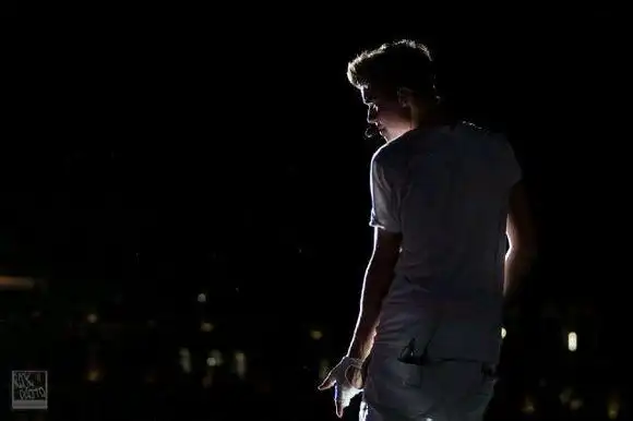 求有贾斯汀比伯的图片,可以做qq头像的!黑白,彩色均可.