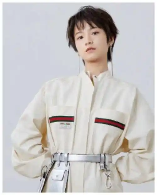 表现出她的身高和身体的比例,上半身的曲线也是少女呢.