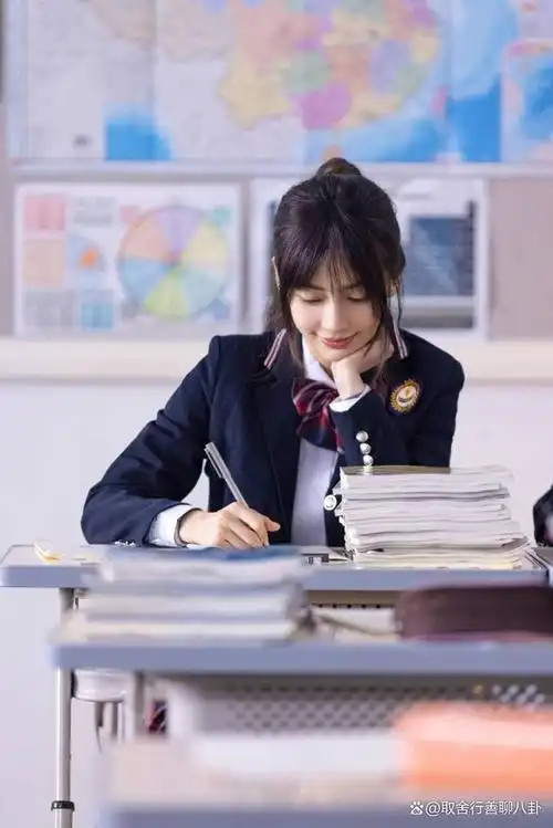 杨颖穿制服裙宛如校花,雪中落泪美得像幅画,坦然介绍结婚的地方