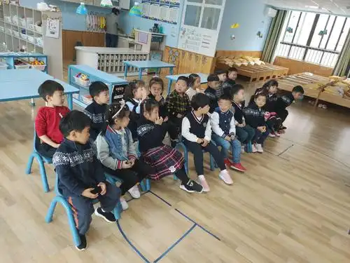 尝试用不同的线条记录物体下落所呈现的运动轨迹并能用恰当的