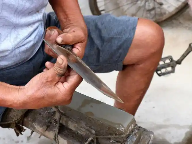 农村老汉用传统老手艺磨菜刀,80年代这个行当最抢手