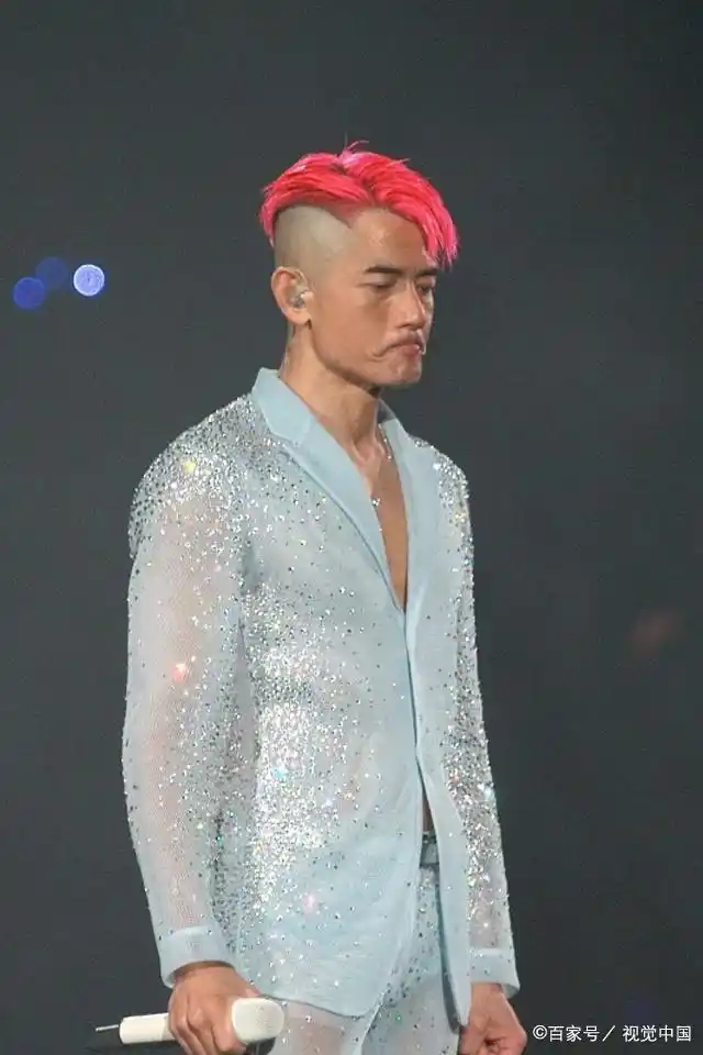 郭富城发色很大胆,指甲更是夺人眼球