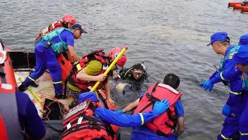 贵州公交坠湖幸存学生回忆落水惊险瞬间 确定满满一车人落水