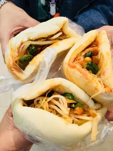 这是我们的午饭菜夹馍