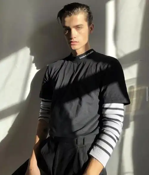 陪女友比赛自己却机缘巧合成了男模的立陶宛神仙男孩