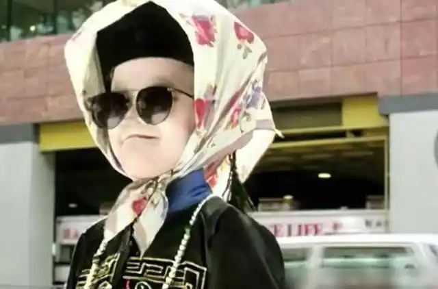 在剧中何健威饰演的是小僵尸,凭借着呆萌的长相以及精湛的演技,顺利