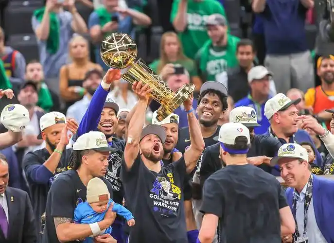 篮球——nba总决赛:勇士队夺冠_勇士队夺得nba总冠军_比赛_库里