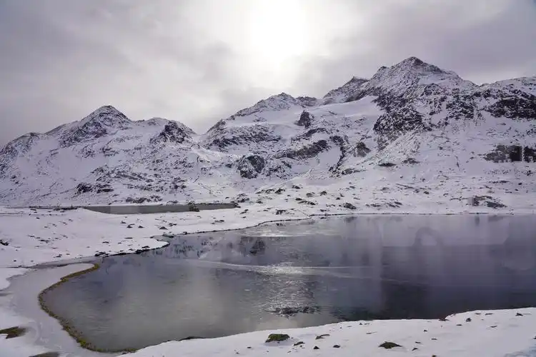 深秋初雪醉美冰川与湖泊