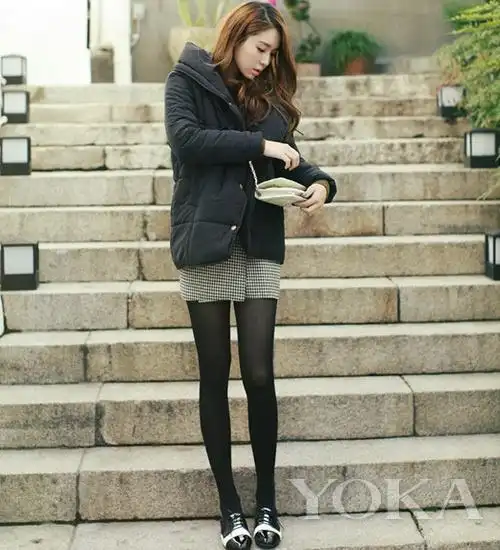 黑色基础款棉服,越短款搭配裤袜和短裙越时尚,在初冬的时节里还是比较