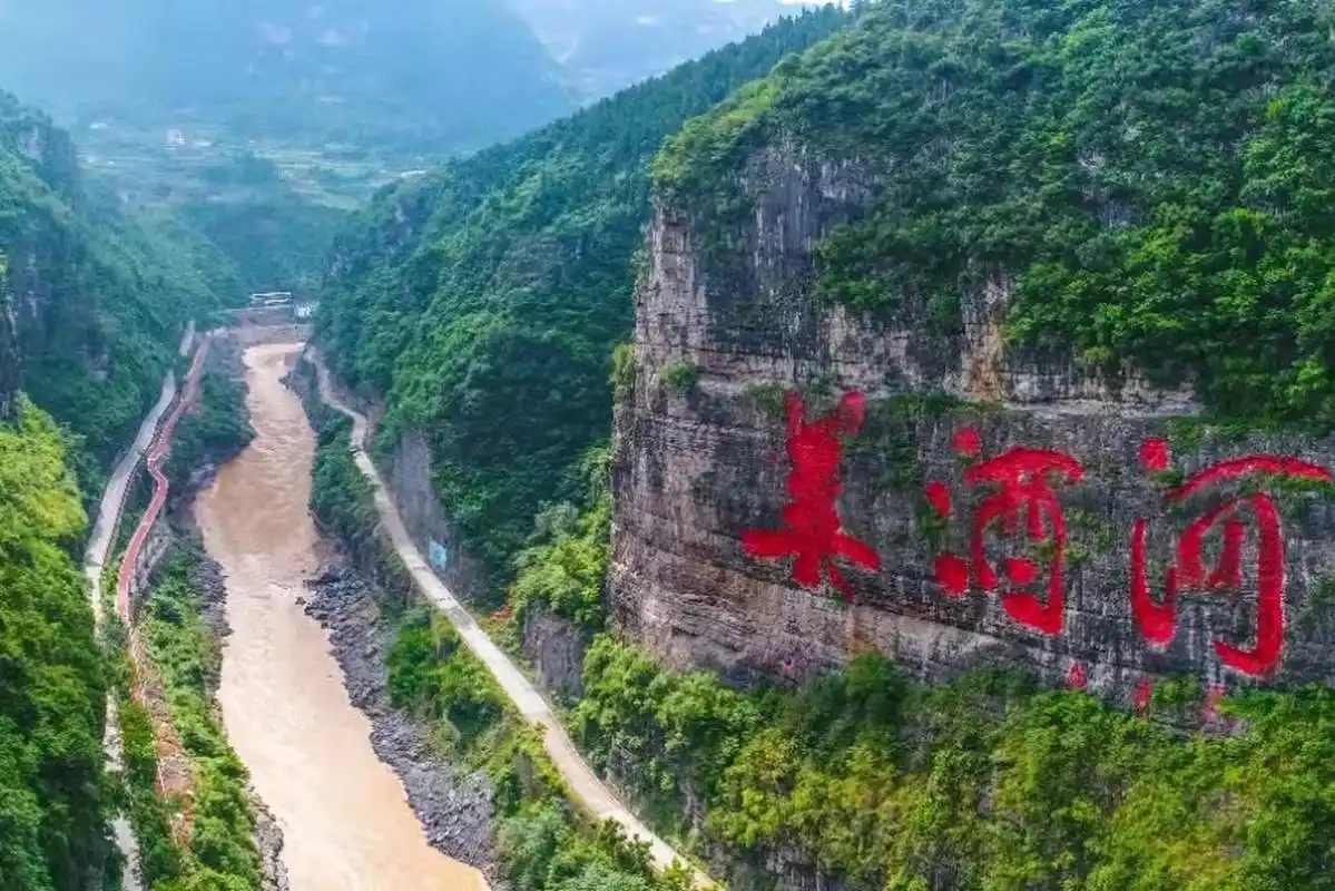 贵州遵义赤水河:这里曾经是川黔盐运古道,沿岸丹霞,瀑布奇观密布,分布