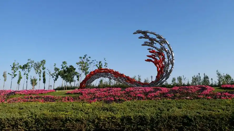 观赏哈尔滨音乐主题广场五色草花坛