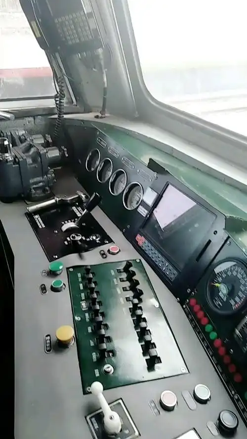 看看这这高铁的驾驶室吗吧?