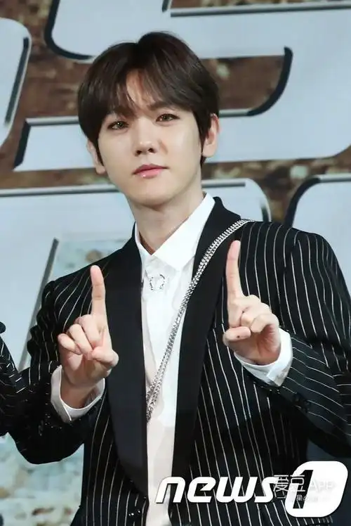 exo西装帅气亮相五辑发布会 是名副其实的天团!