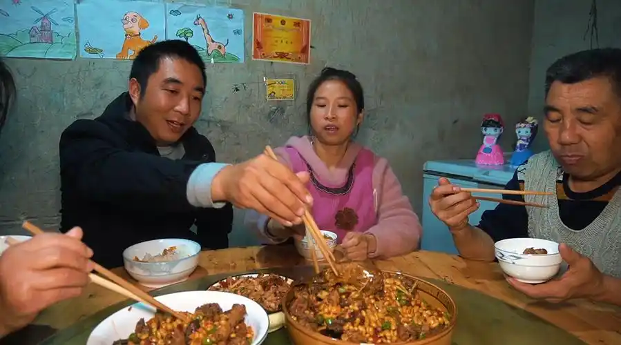 包立春想吃鸭子,桃子姐搭配火锅底料,做一盆红烧鸭,一家人吃得津津有