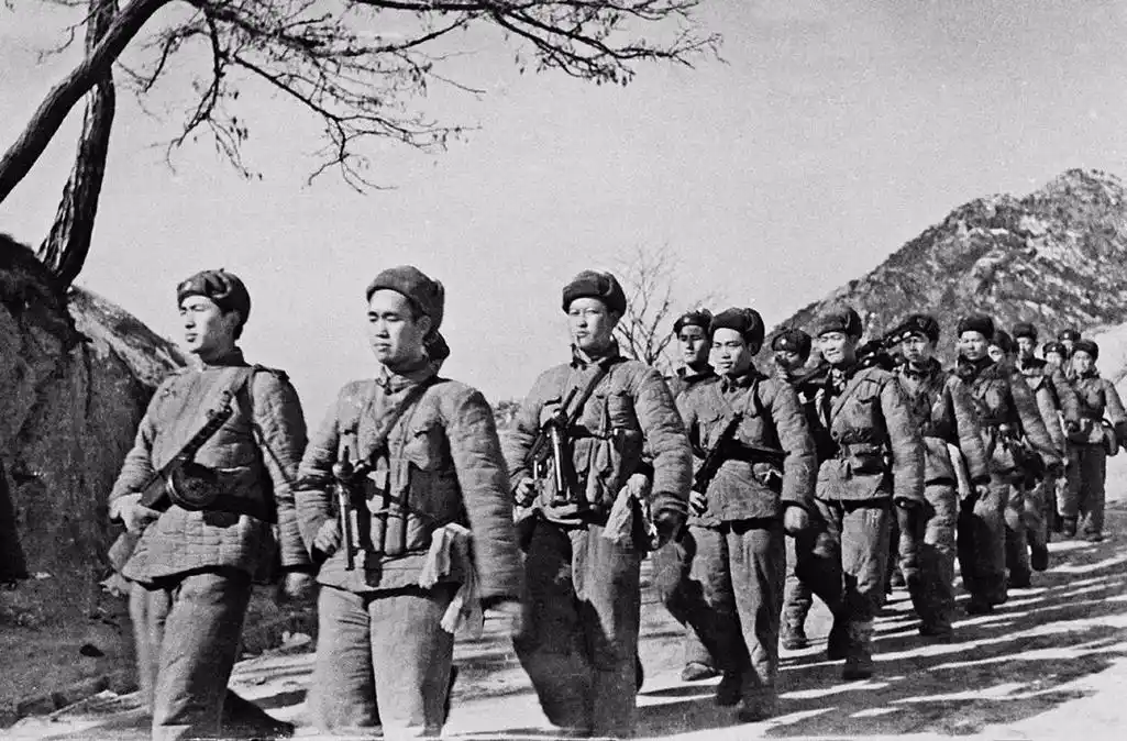 朝鲜人民军和中国人民志愿军经过"三八线"并肩向南开进.