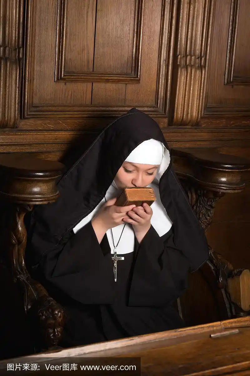 修女亲吻祈祷书