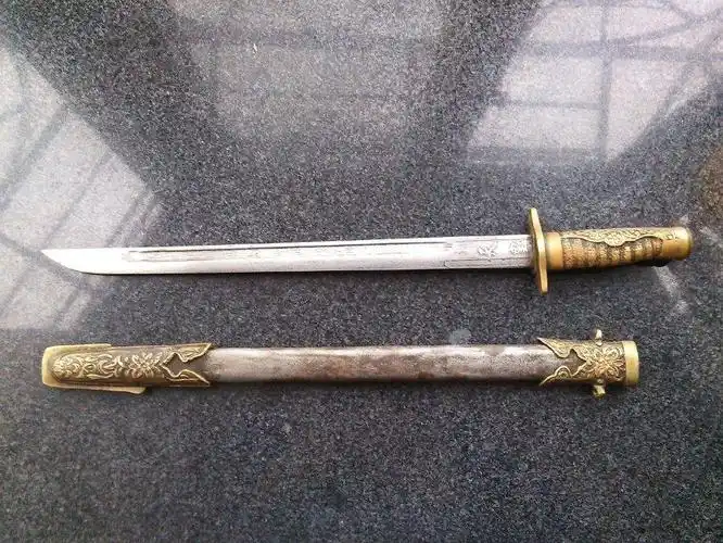 针对部队要求,日军采用了拼杀力度极大的武士刀样式制作的军刀,有2种