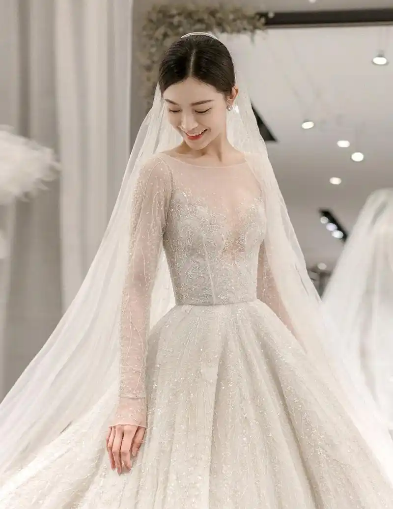 文咏珊穿着一袭非常隆重奢华的白色婚纱,真是美得像公主一般