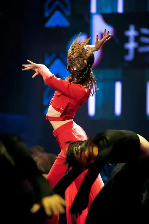 蒙面舞王 女王不戴冠舞台图