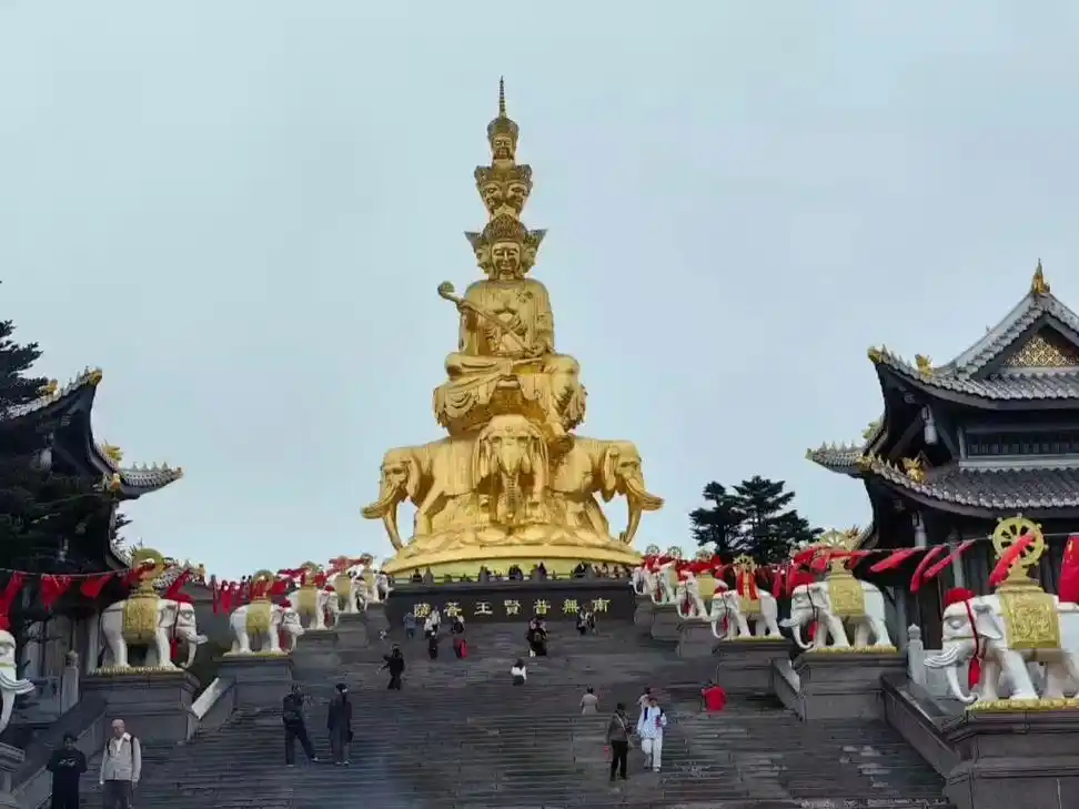 中国四大佛教名山之一四川峨眉山,海拔三千多米普贤菩萨道场