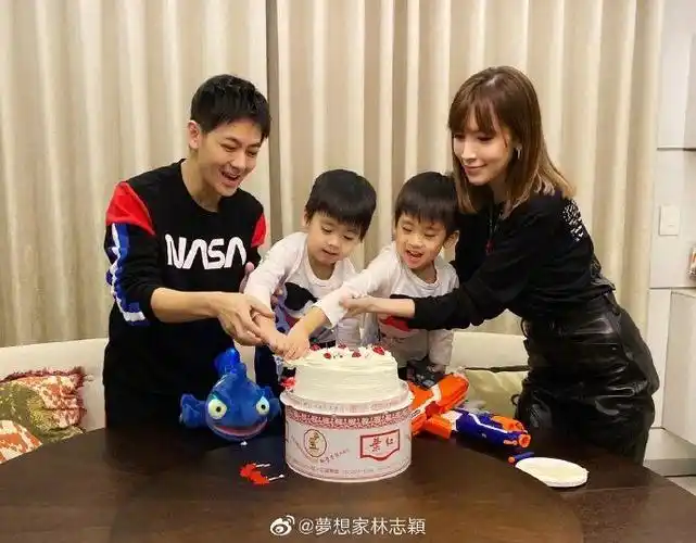 林志颖全家福曝光为双胞胎儿子庆生独不见长子kimi