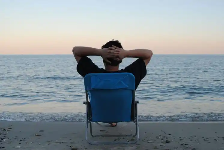 在有些地方,一个人看海或看湖是非常孤独的 —— 也许自己在的城市