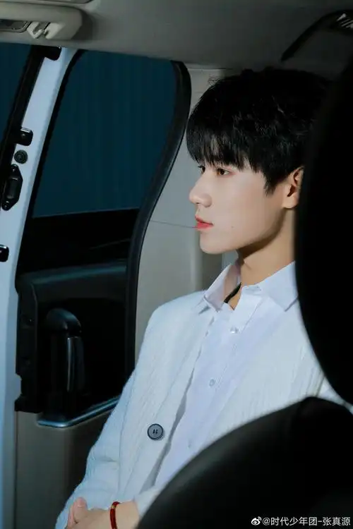 张真源更新车窗照这个侧颜这个骨相这个下颌线