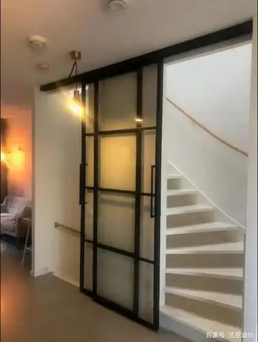 学日本楼梯装门帘,不如楼梯口装扇门,老师傅都说真实用!